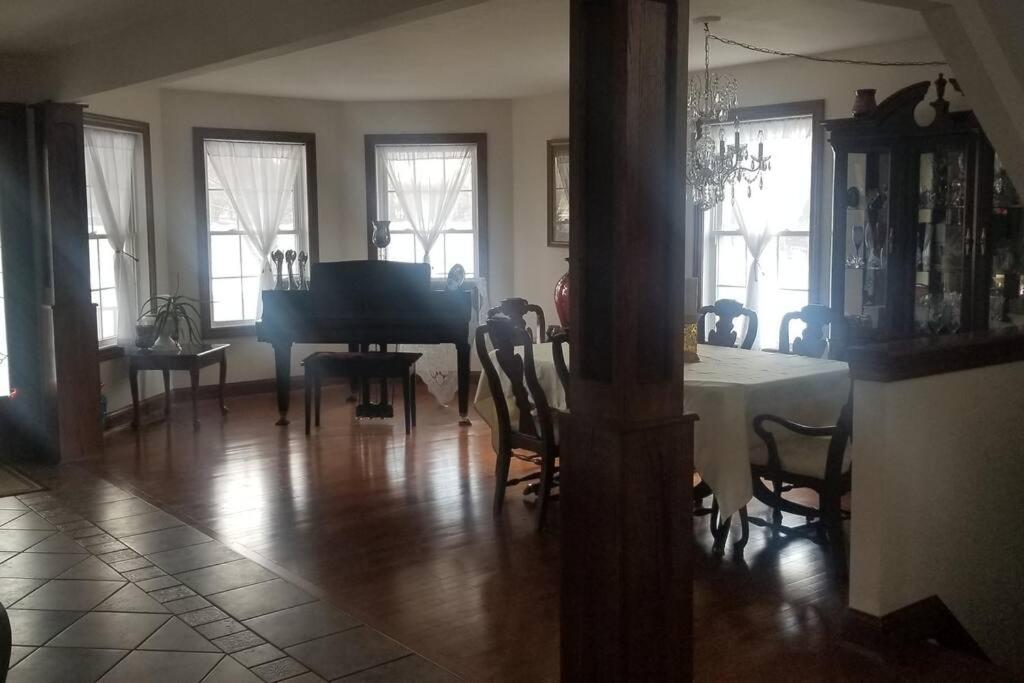 The Big Beautiful Dollhouse - Housity