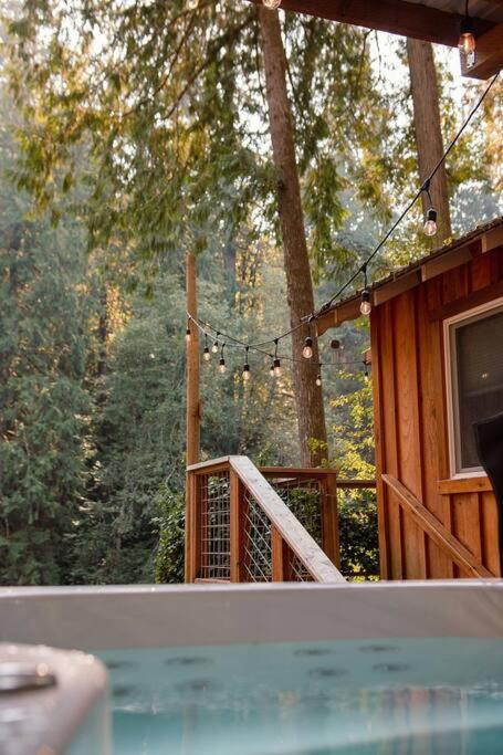 Steven's River Cabin - hot tub-beach-fireplace - Housity