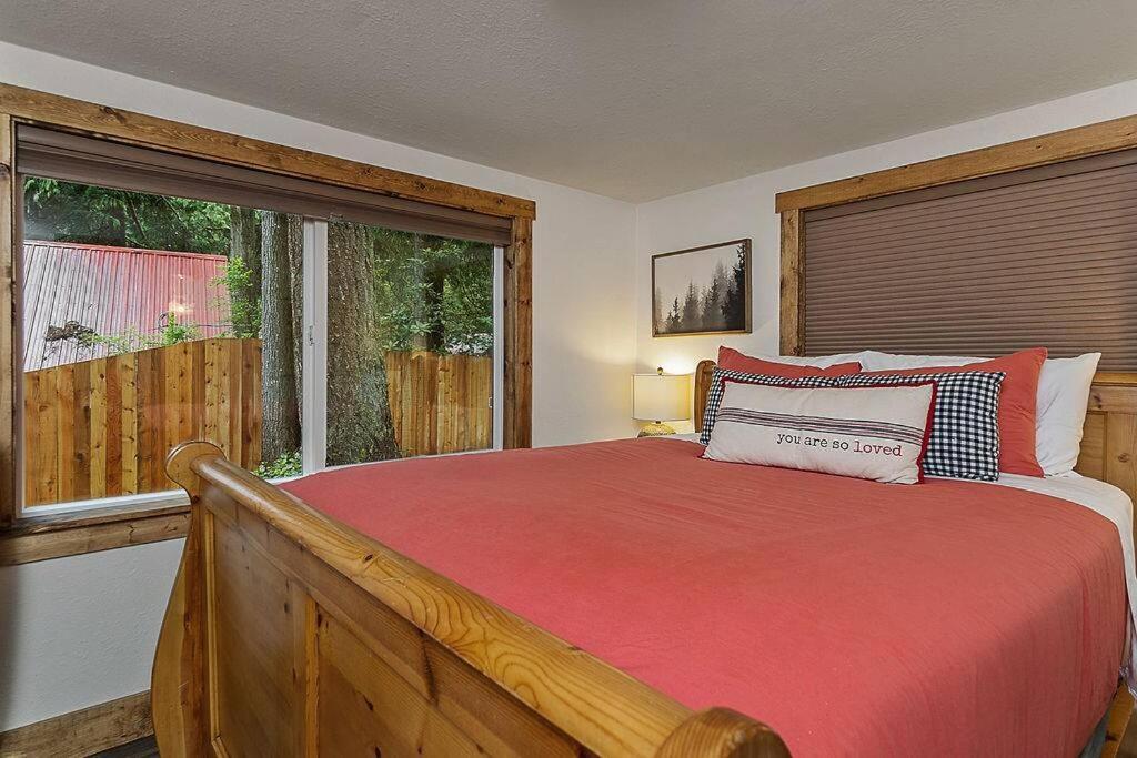 Steven's River Cabin - hot tub-beach-fireplace - Housity