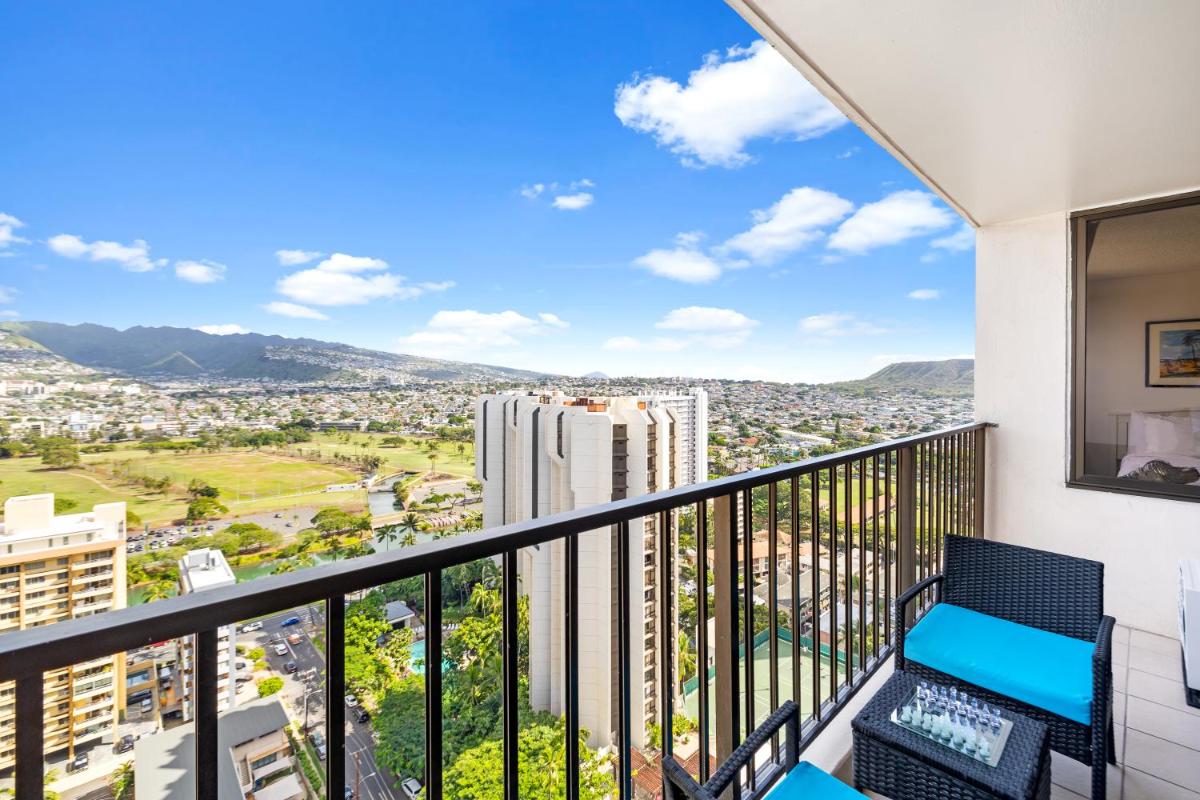 Stylish Unit Near Waikiki Beach with Free Parking! - Housity