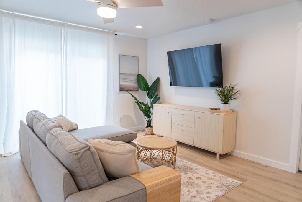 *New 4 bdrm home* minutes from JAX Intl. airport! - Housity