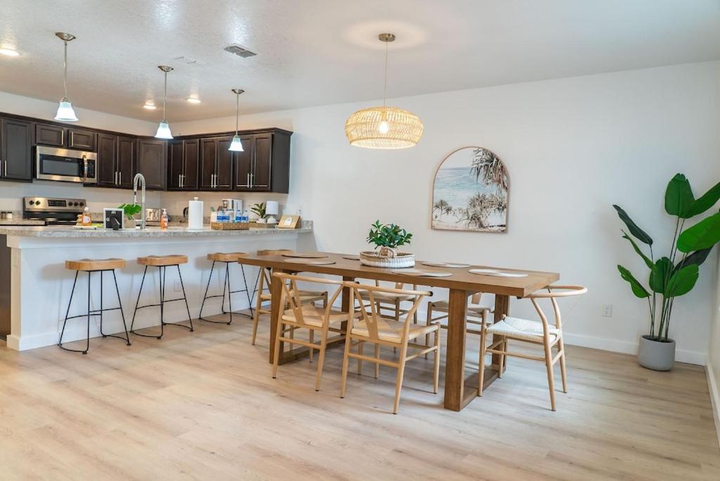 *New 4 bdrm home* minutes from JAX Intl. airport! - Housity