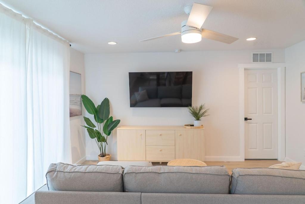 *New 4 bdrm home* minutes from JAX Intl. airport! - Housity