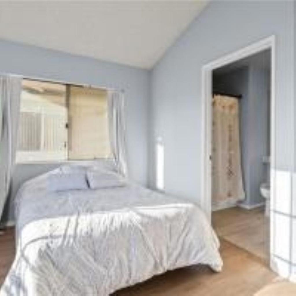 One Bedroom in Shared Townhouse with Pool - Housity