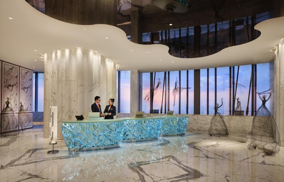 J Hotel, Shanghai Tower - Above All Else, Overlooking the Bund - Hizvo