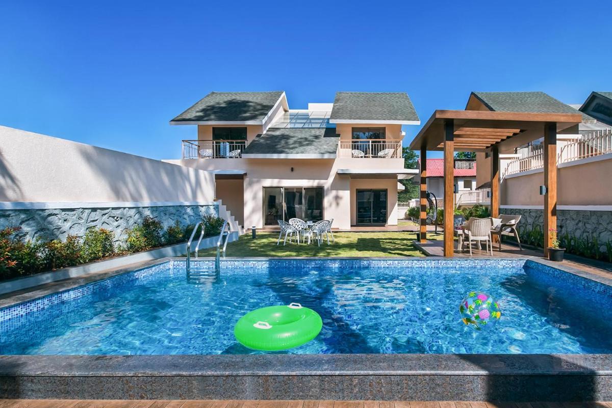 Sunshine Brooks by StayVista - Experience modern & plush interiors, A private outdoor pool,A quaint gazebo & Indoor games - Housity