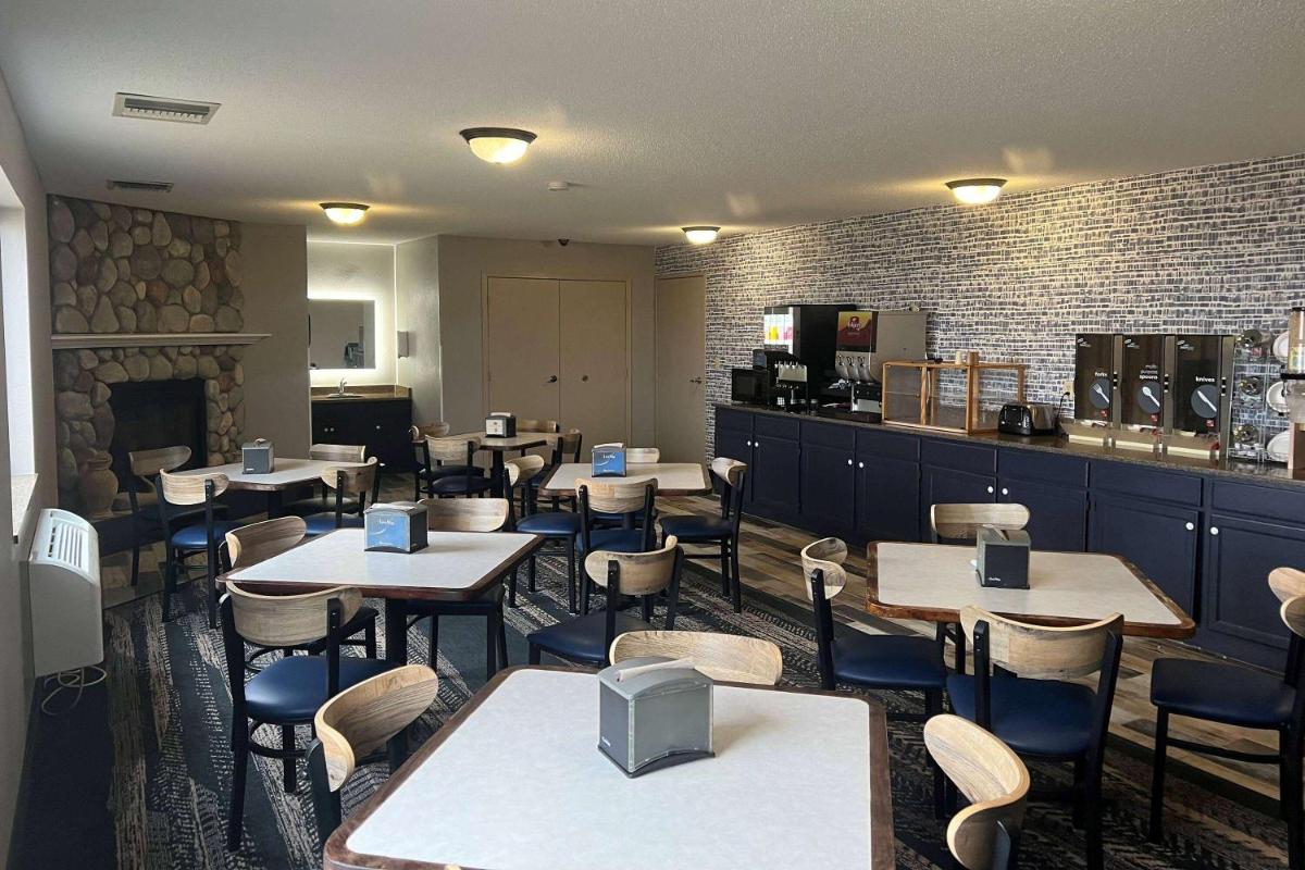 AmericInn by Wyndham Viroqua - Housity
