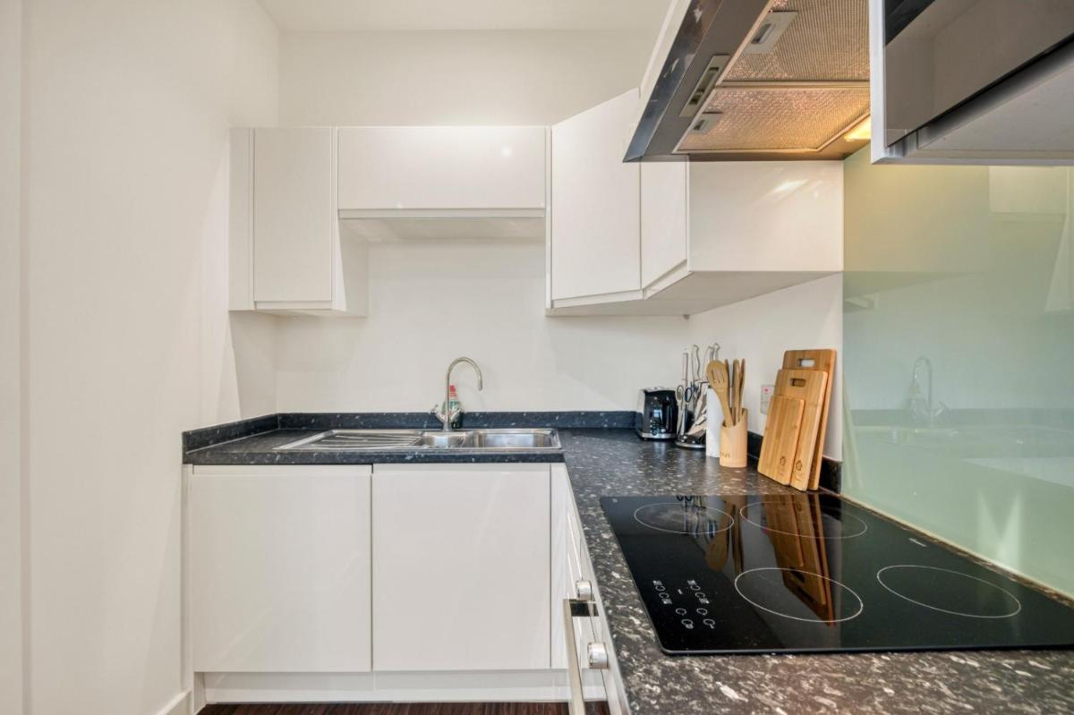 Modern 1 Bed by Heathrow Airport - Housity
