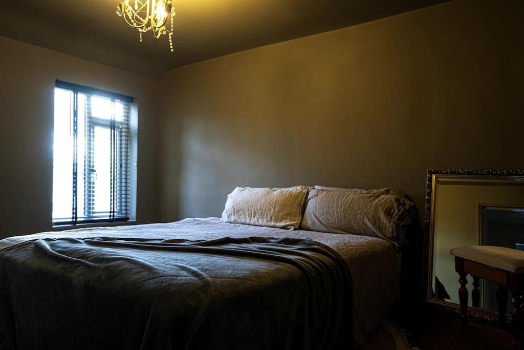BOHOME moody 2 bed garden cottage Macclesfield centre - Hizvo