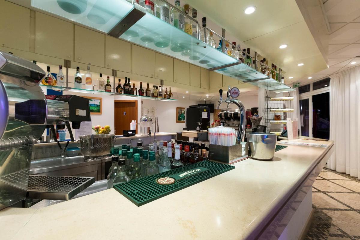 A área de bar ou lounge em Muthu Clube Praia da Oura