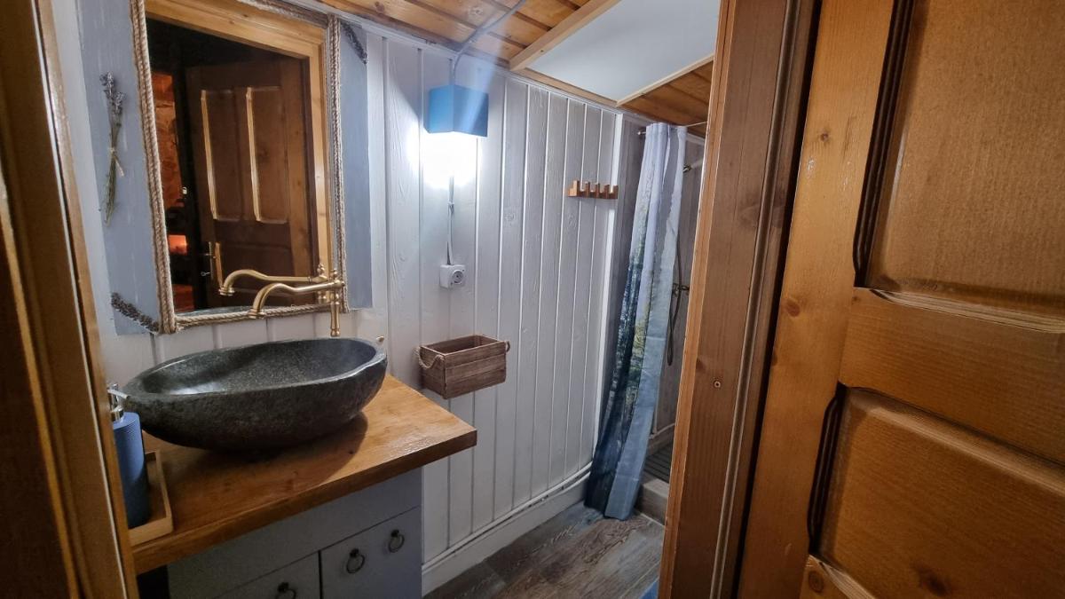 Tiny Wooden Cottage -Covasna - Housity