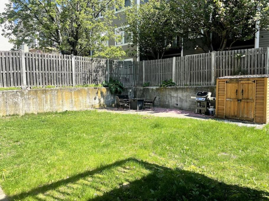 Lovely Two Bedroom Condo in South Boston - Housity