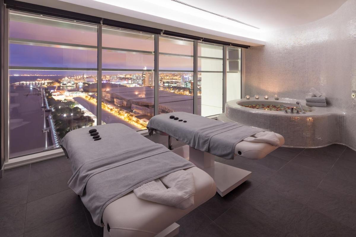 Uma área de estar em MYRIAD by SANA Hotels