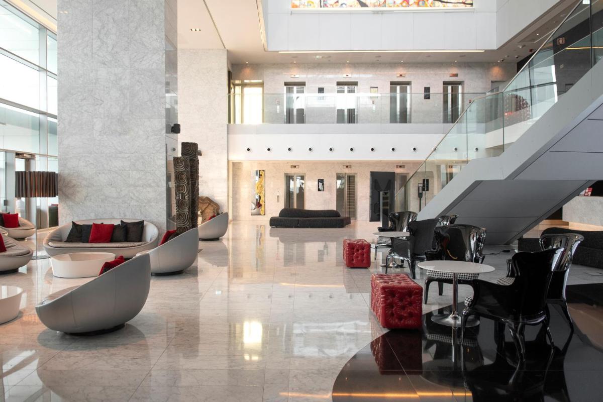 Uma área de estar em MYRIAD by SANA Hotels