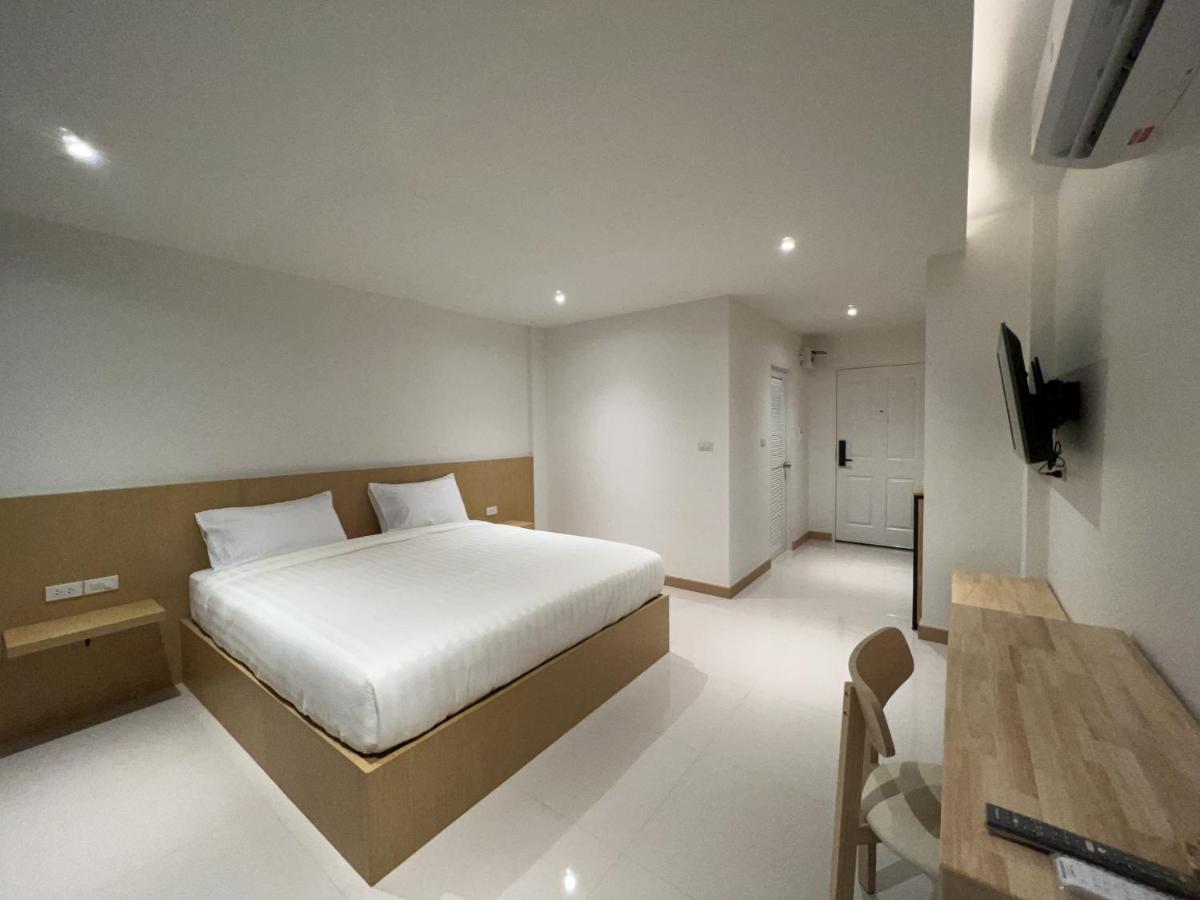 Super Highway Hotel - Housity