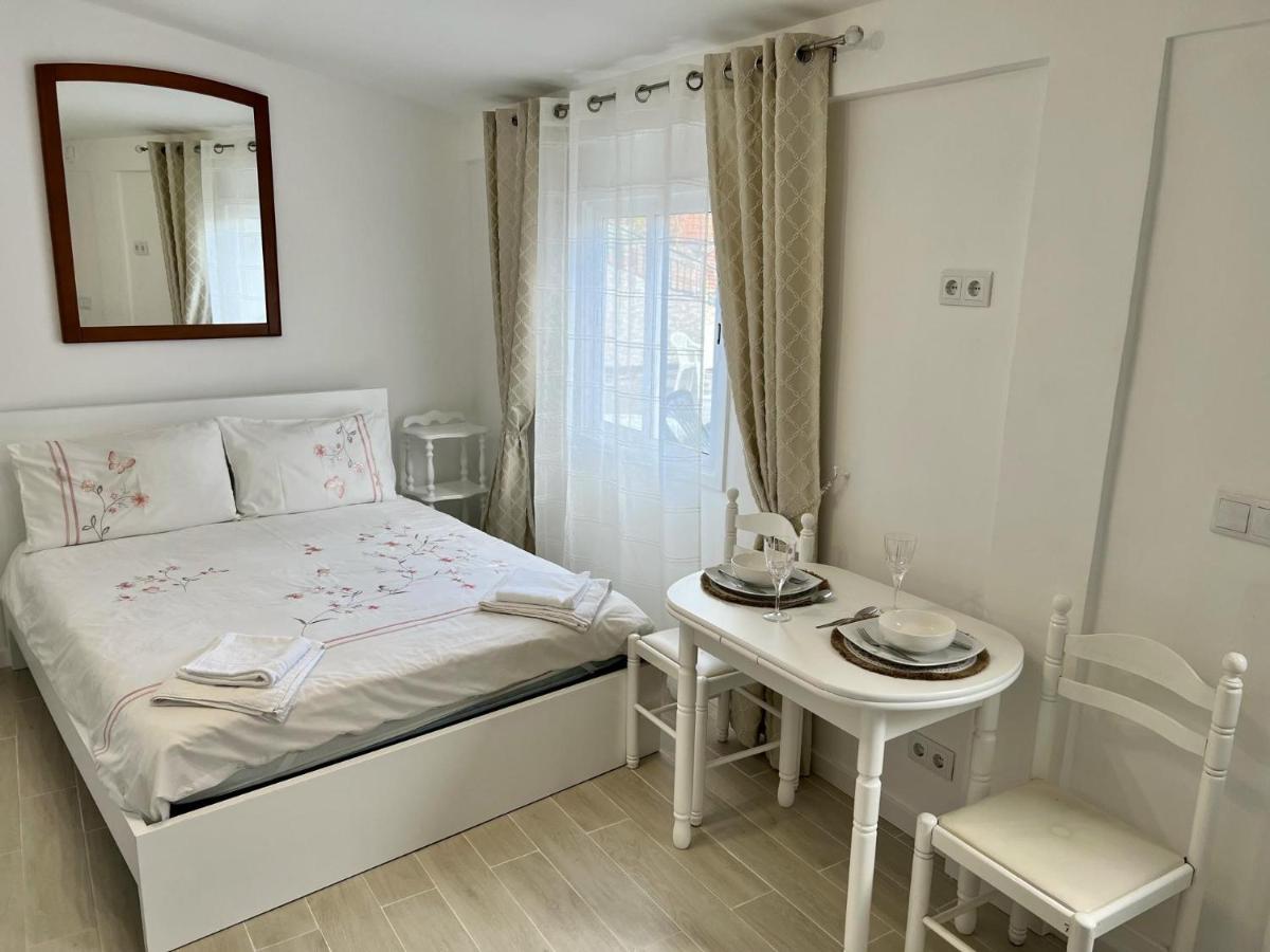 Modern Minimalist Studio with Essential Comfort - Housity