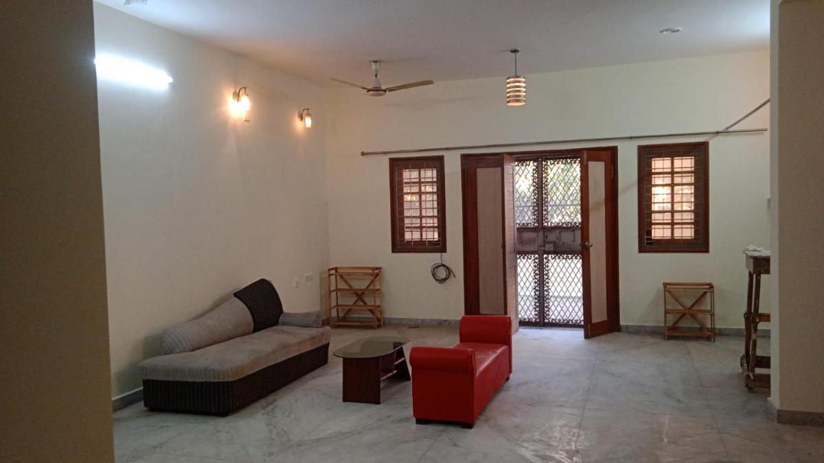 Gurgaon 4 roomed entire house with private garden n terrace - Housity