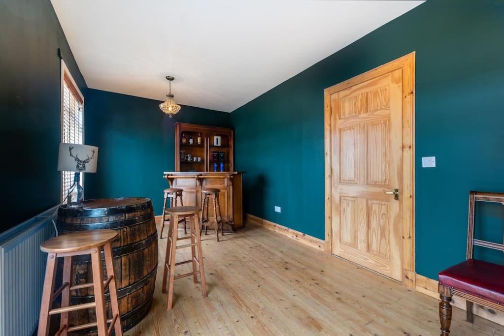 Stylish Highland Lodge with Wood Burner and Bar - Housity