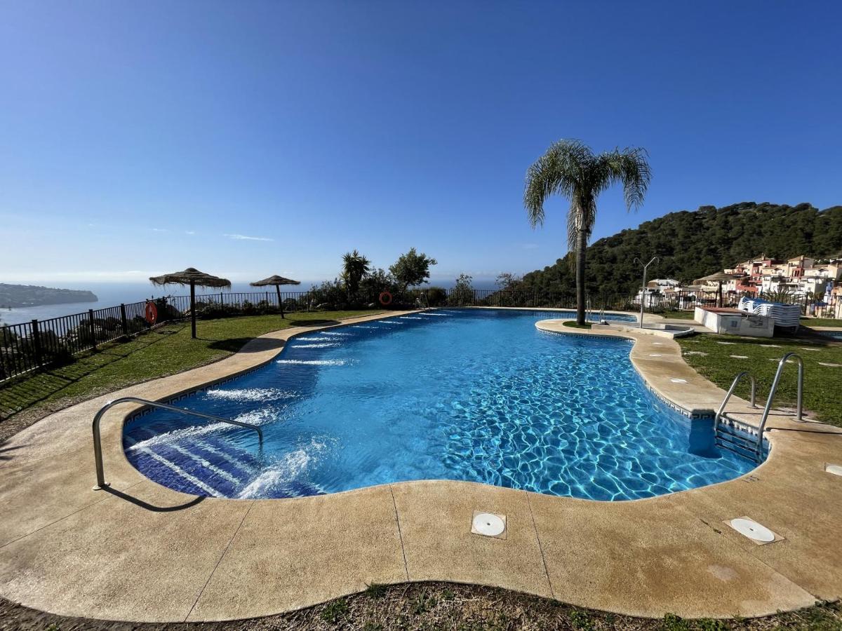Lovely 3 bed house with communal pool and views - Housity
