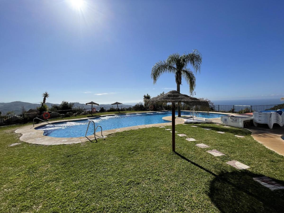 Lovely 3 bed house with communal pool and views - Housity