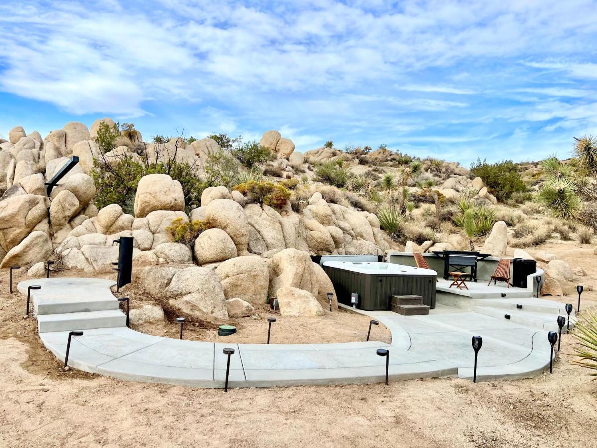 GanEden! Peaceful getaway Firepit, spa, yoga studio, fire pit, Joshua Tree - Housity