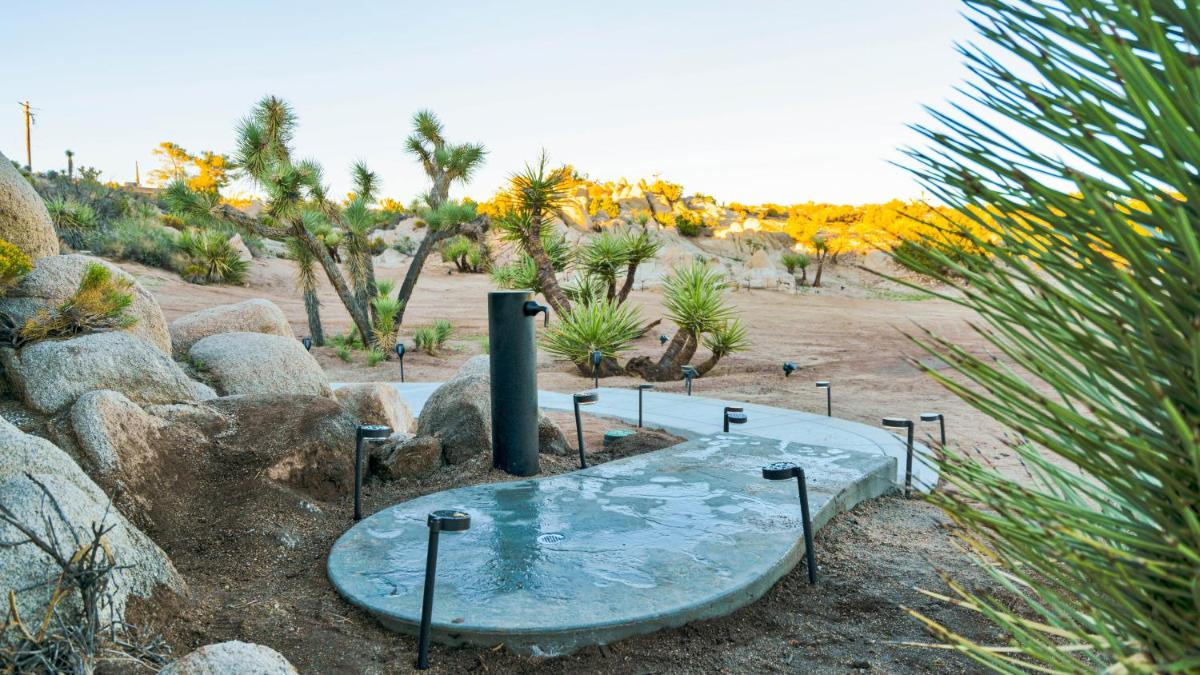 GanEden! Peaceful getaway Firepit, spa, yoga studio, fire pit, Joshua Tree - Housity