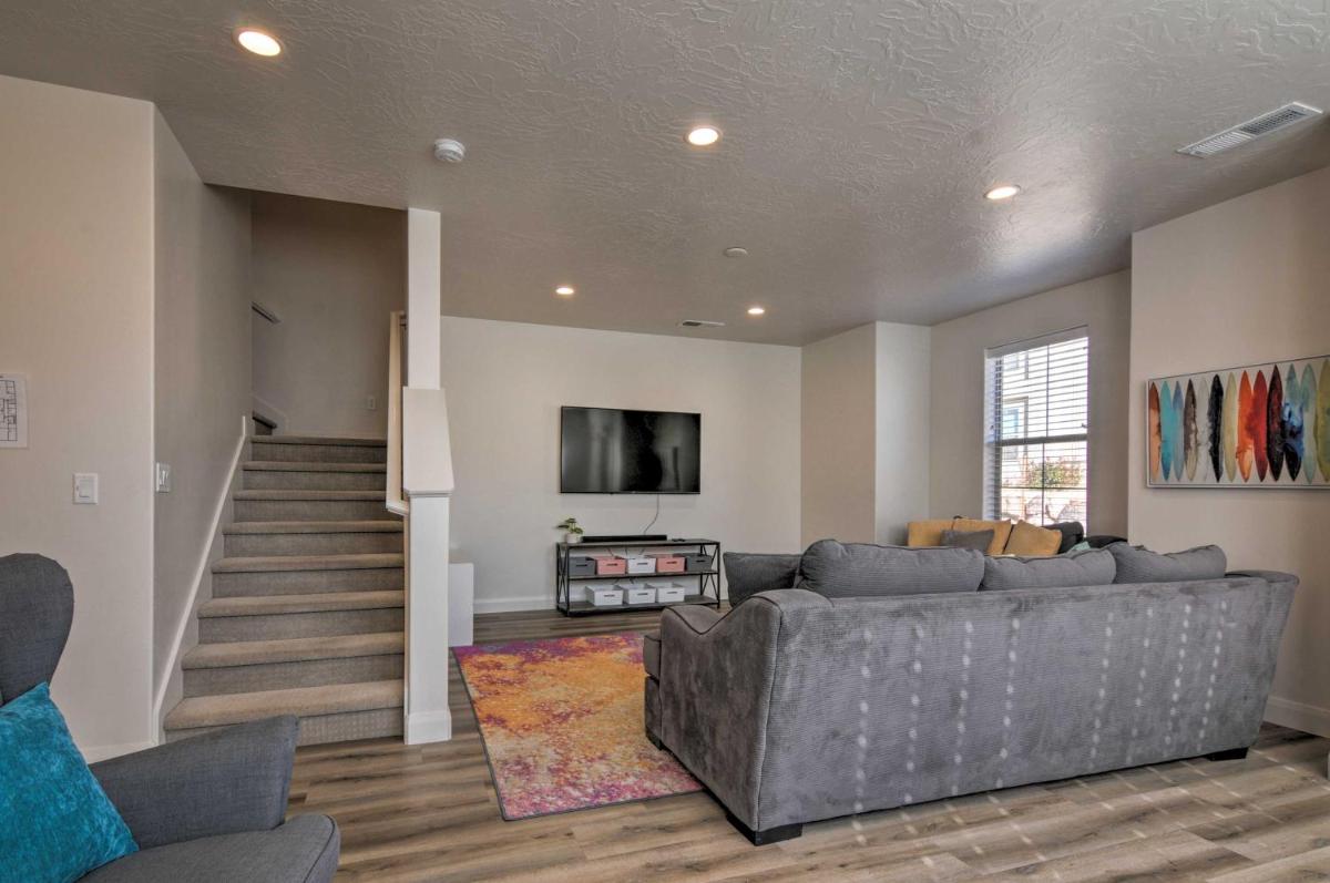 Home with Patio, 37 Mi to Zion National Park - Housity