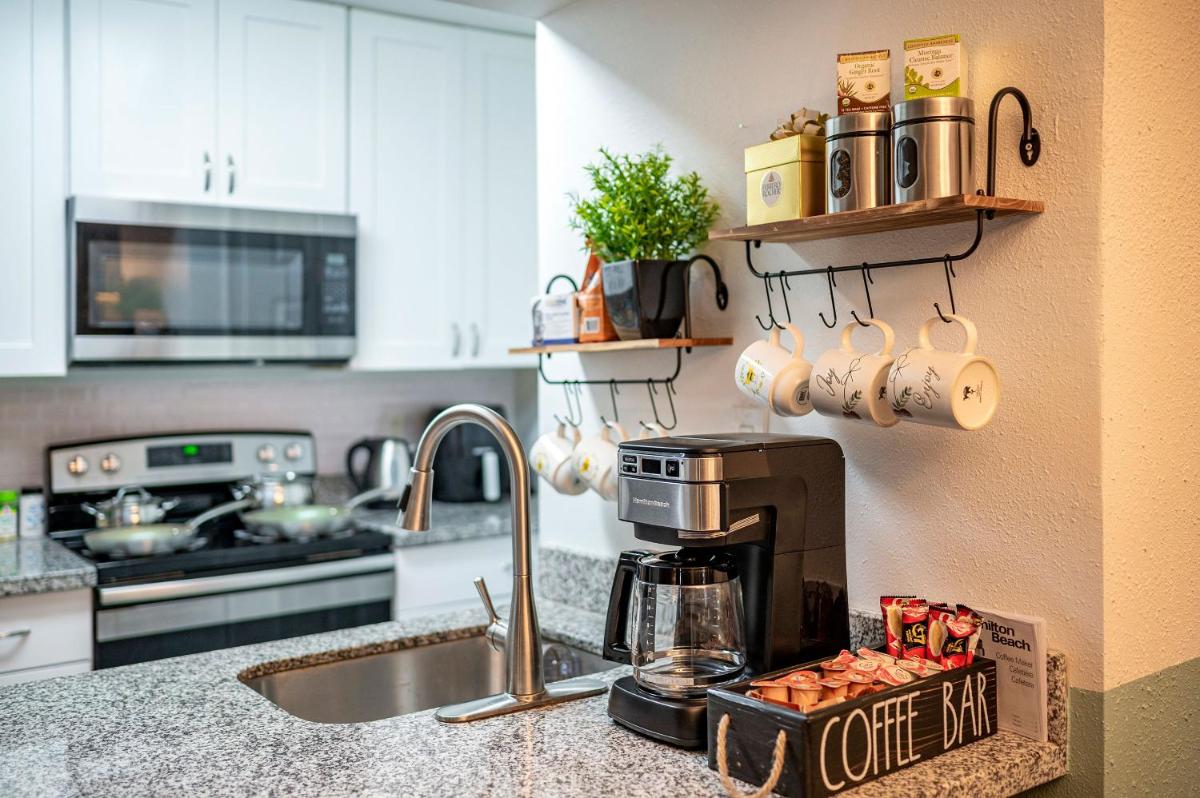 Lovely comfort Uptown Condo for Houston trip. - Housity