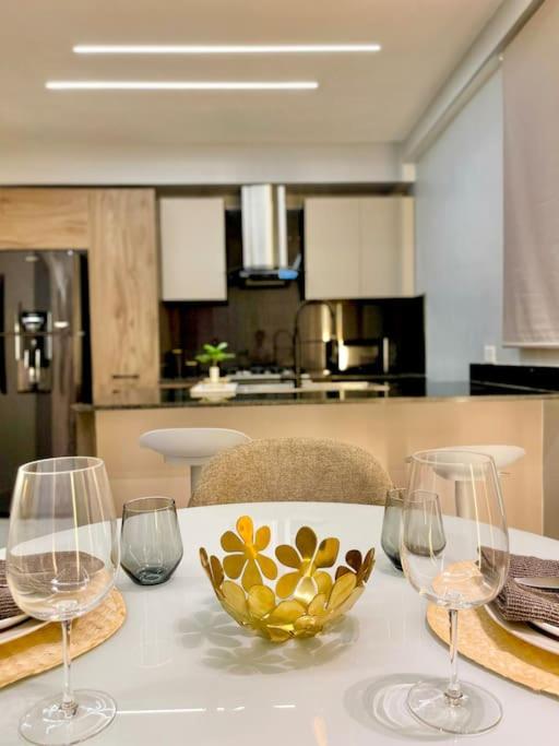 Suitetrails - Luxury Apartment at Piantini Urbano Res. floor 12