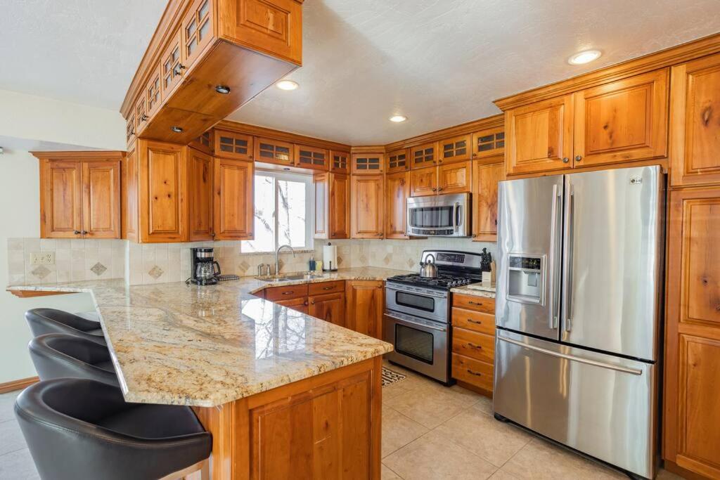 Spacious Stay near Airport, Downtown & Ski Resorts - Housity