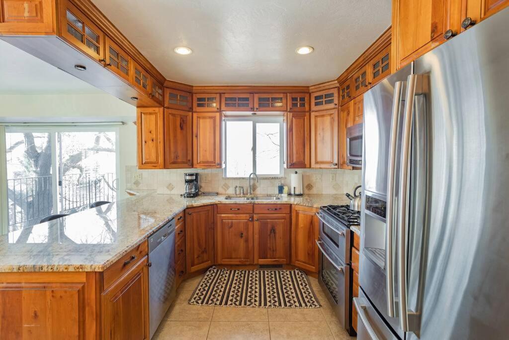Spacious Stay near Airport, Downtown & Ski Resorts - Housity