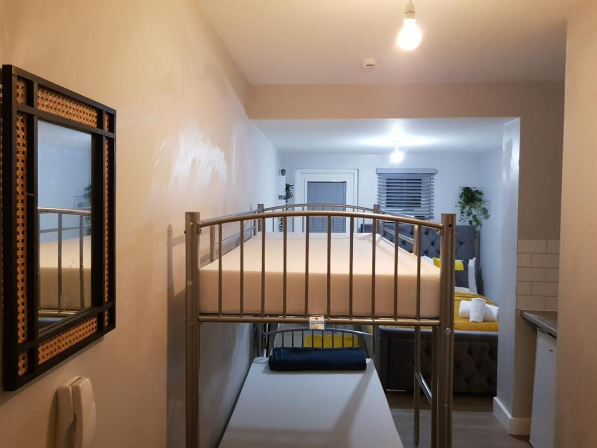 Mitcham Stays - Housity