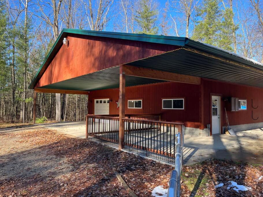 Private cabin & all-season, finished pole barn - Housity