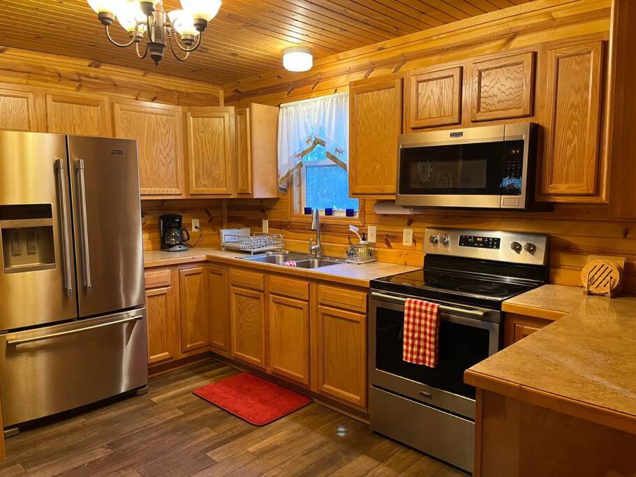 Private cabin & all-season, finished pole barn - Housity