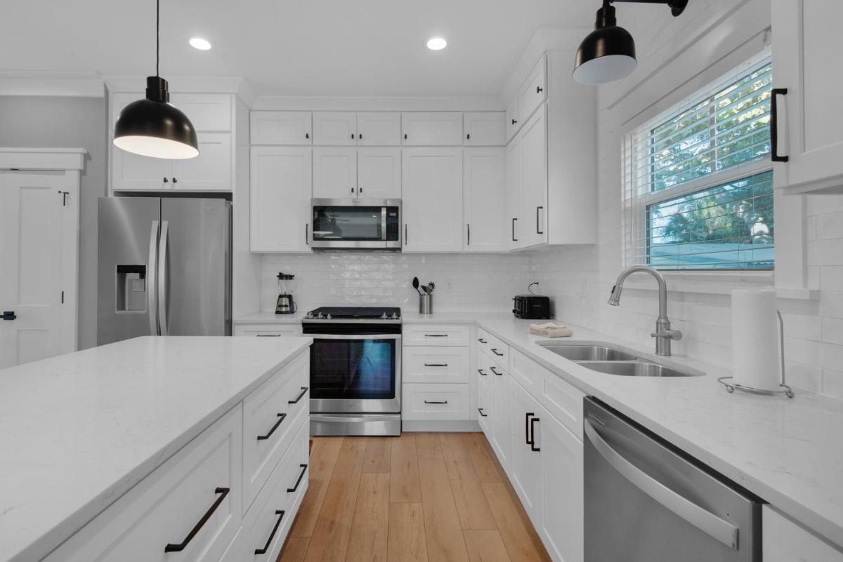 Golf Cart, 3 King Beds, Covered Rooftop Area, Half Mile to Beach! - Housity
