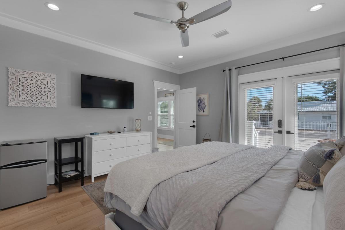 Golf Cart, 3 King Beds, Covered Rooftop Area, Half Mile to Beach! - Housity