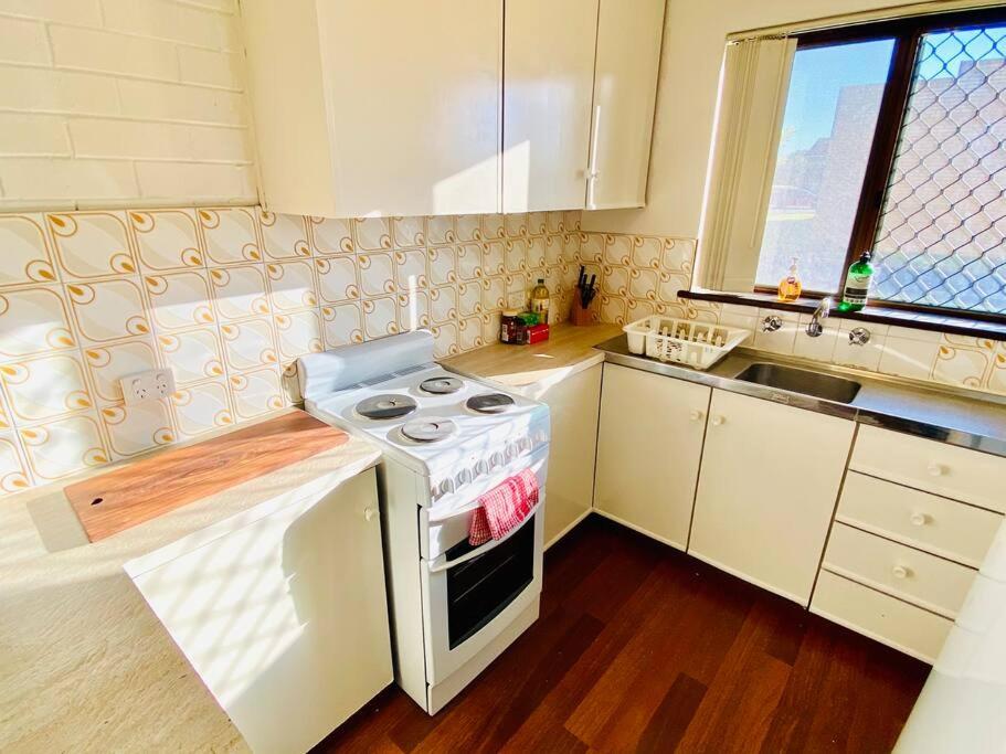 NA Comfy 2 bed 2 level apartment close to beach and shops - Housity