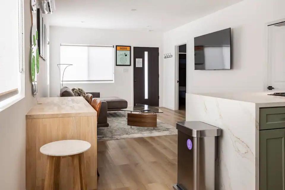Suitetrails - Monopoly House - Spacious 2BD 8 min from airport