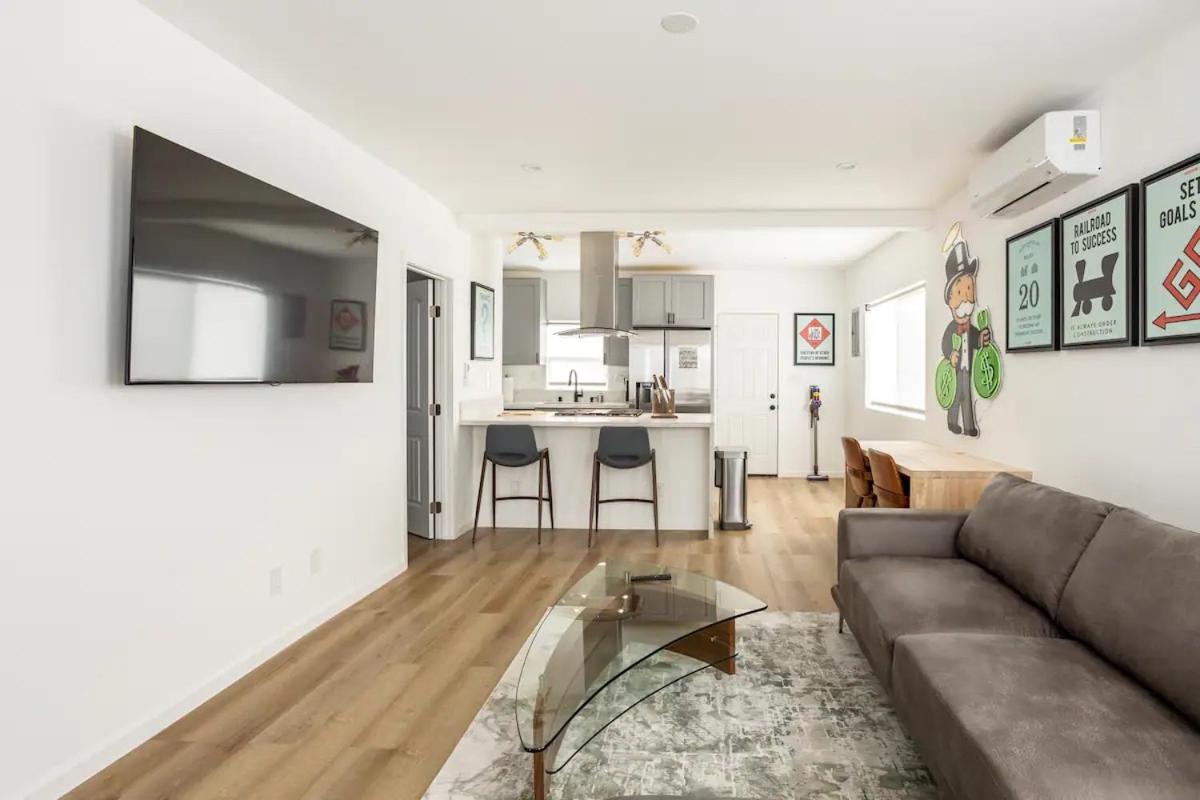 Suitetrails - Monopoly House - Spacious 2BD 8 min from airport