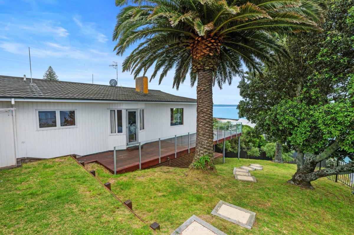 Hilltop Views - Bluff Hill Holiday Home - Housity