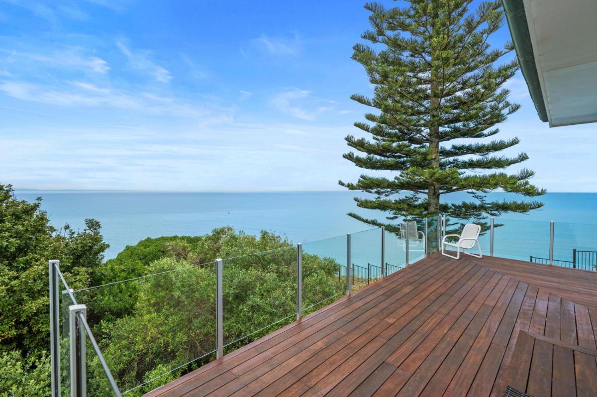 Hilltop Views - Bluff Hill Holiday Home - Housity