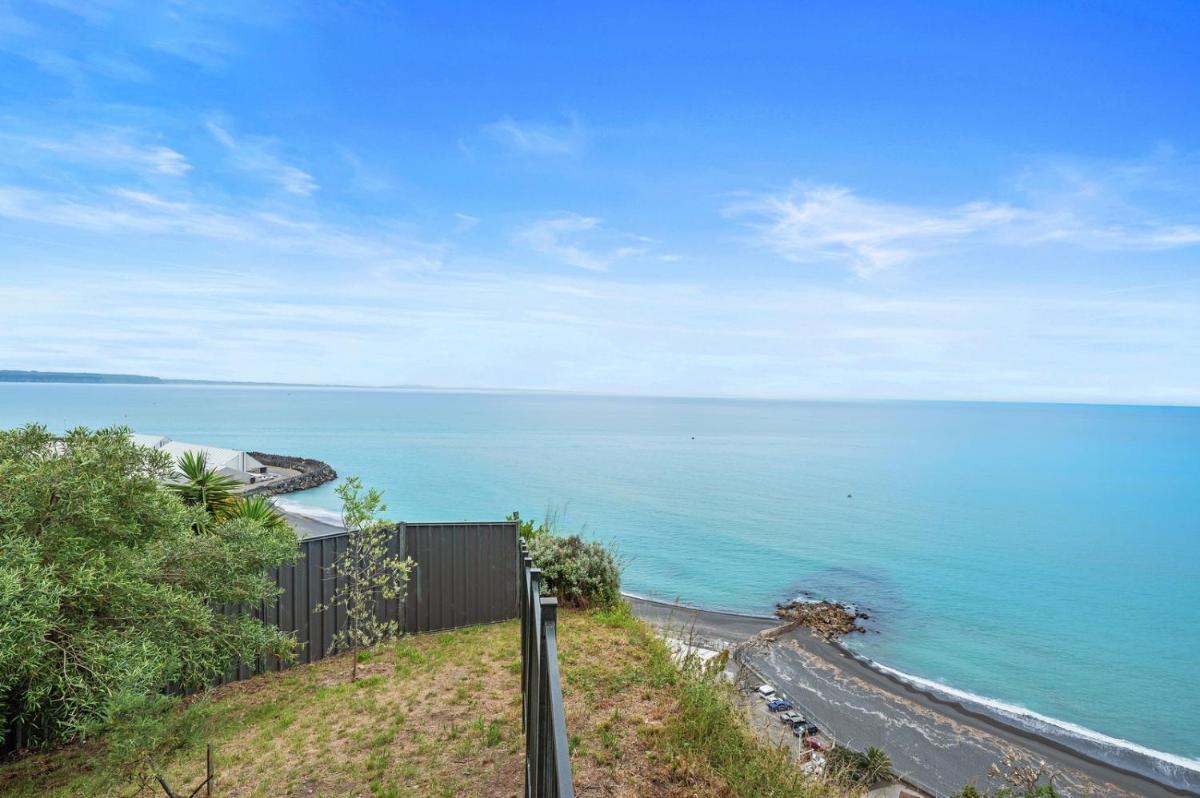 Hilltop Views - Bluff Hill Holiday Home - Housity