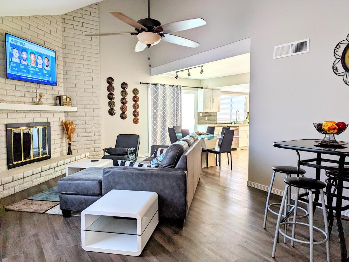 Phoenix luxury Short Term Vacation Home with Heated Pool - Housity