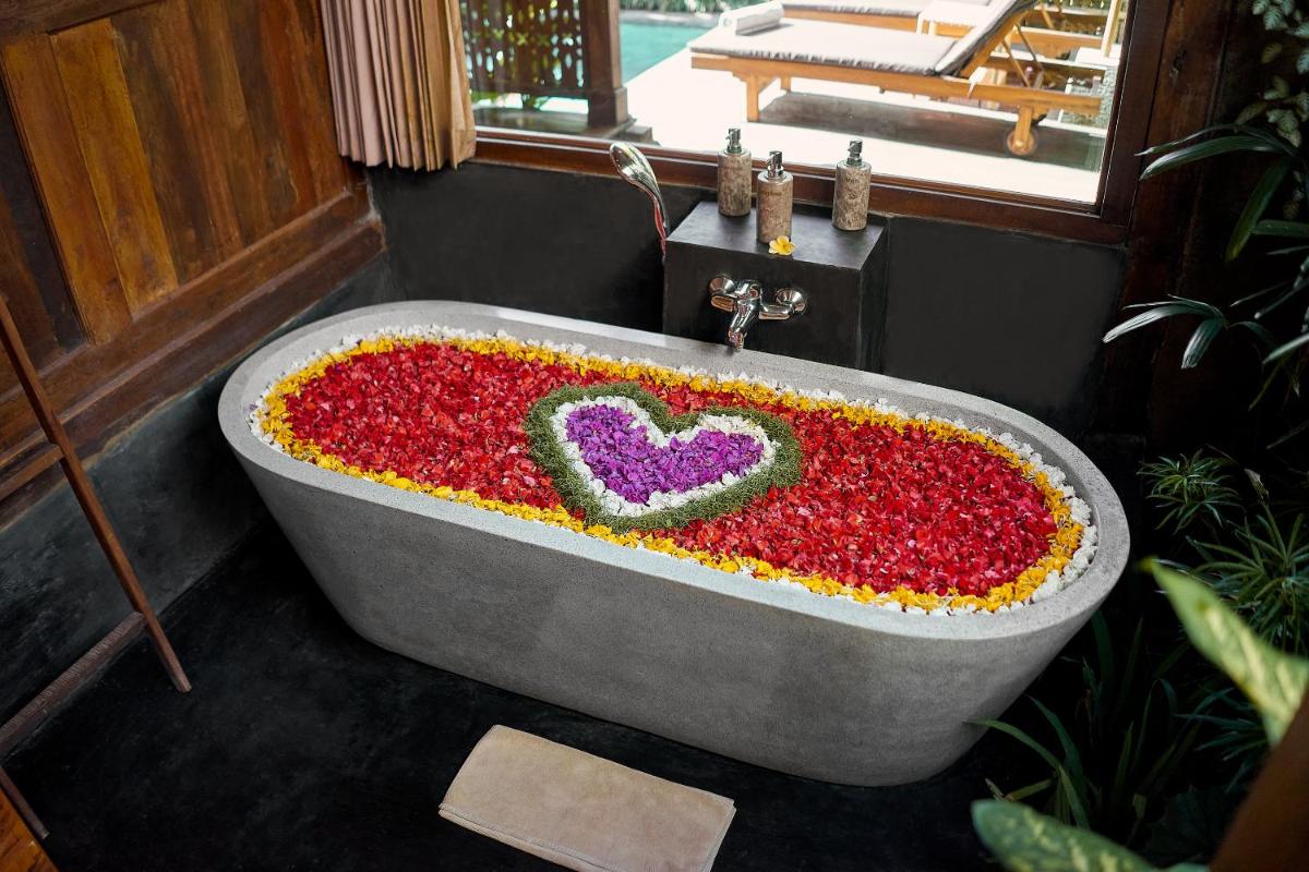 Kawan Antique Ubud Villa - Housity