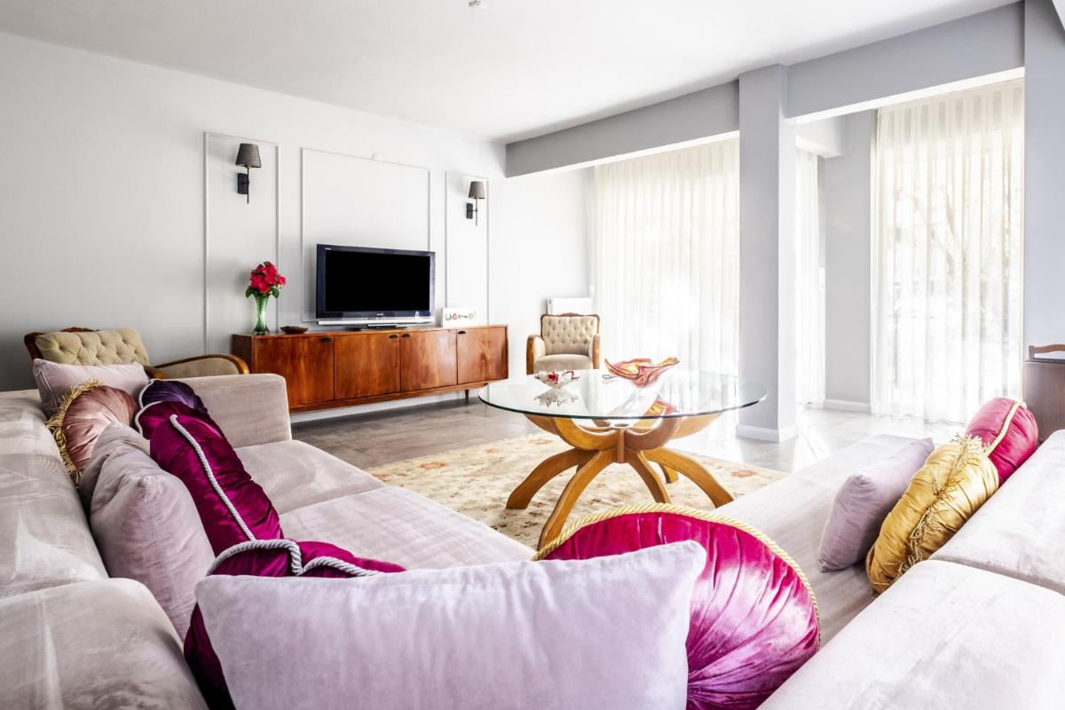 Colorful Flat next to Bostanci Marmaray Station - Housity