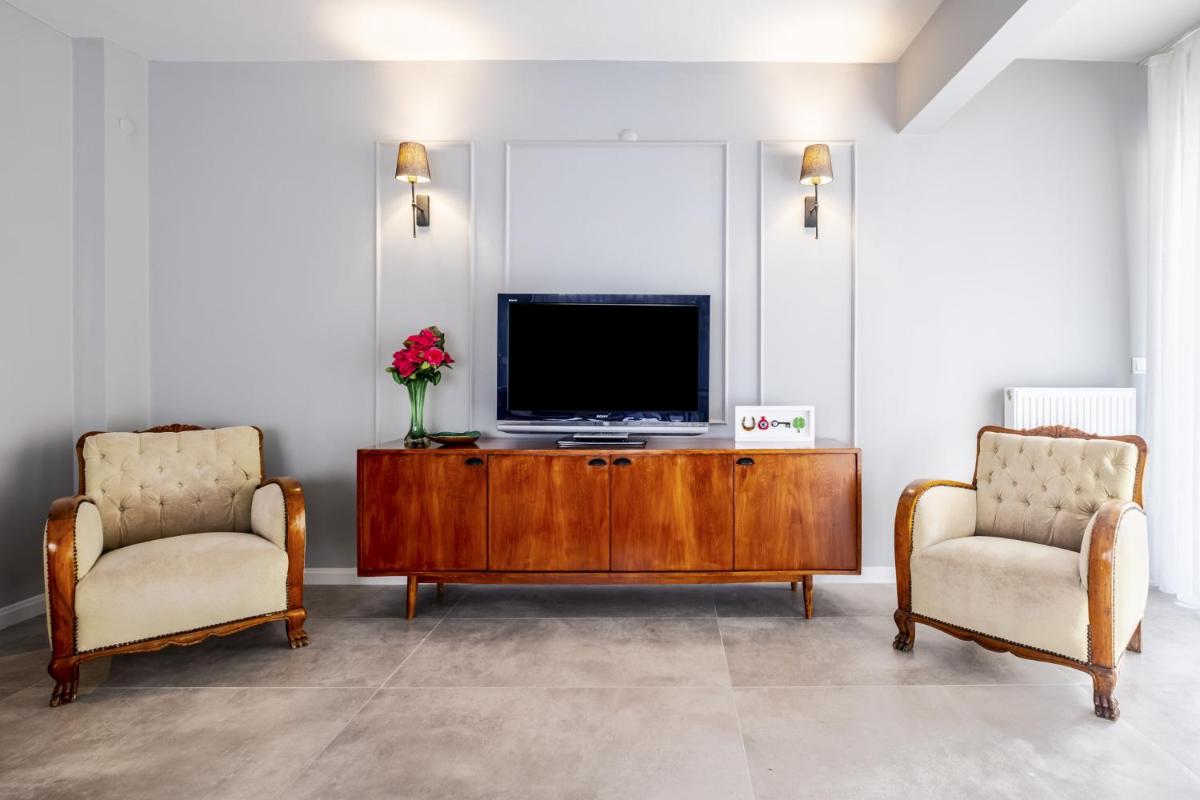 Colorful Flat next to Bostanci Marmaray Station - Housity