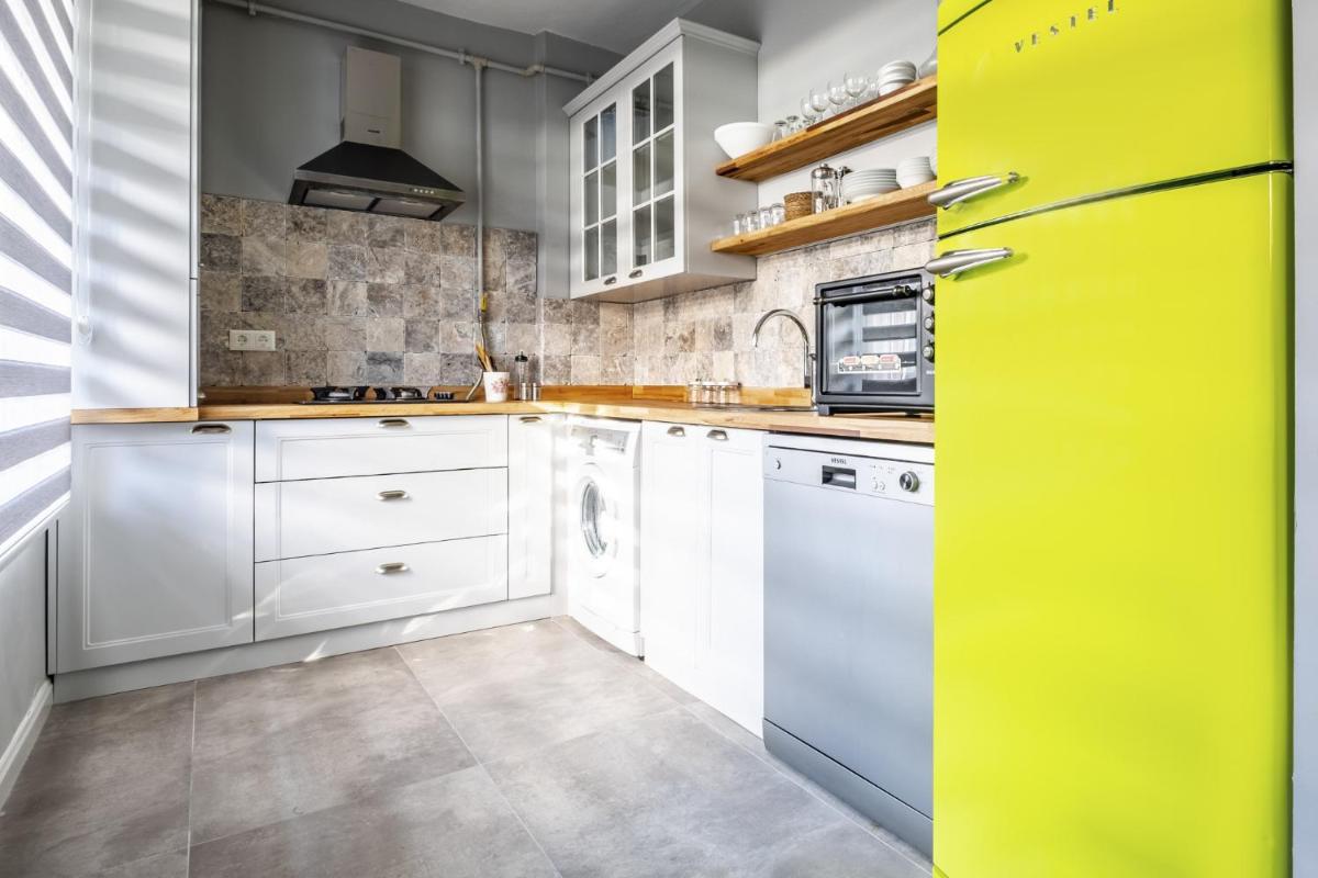 Colorful Flat next to Bostanci Marmaray Station - Housity