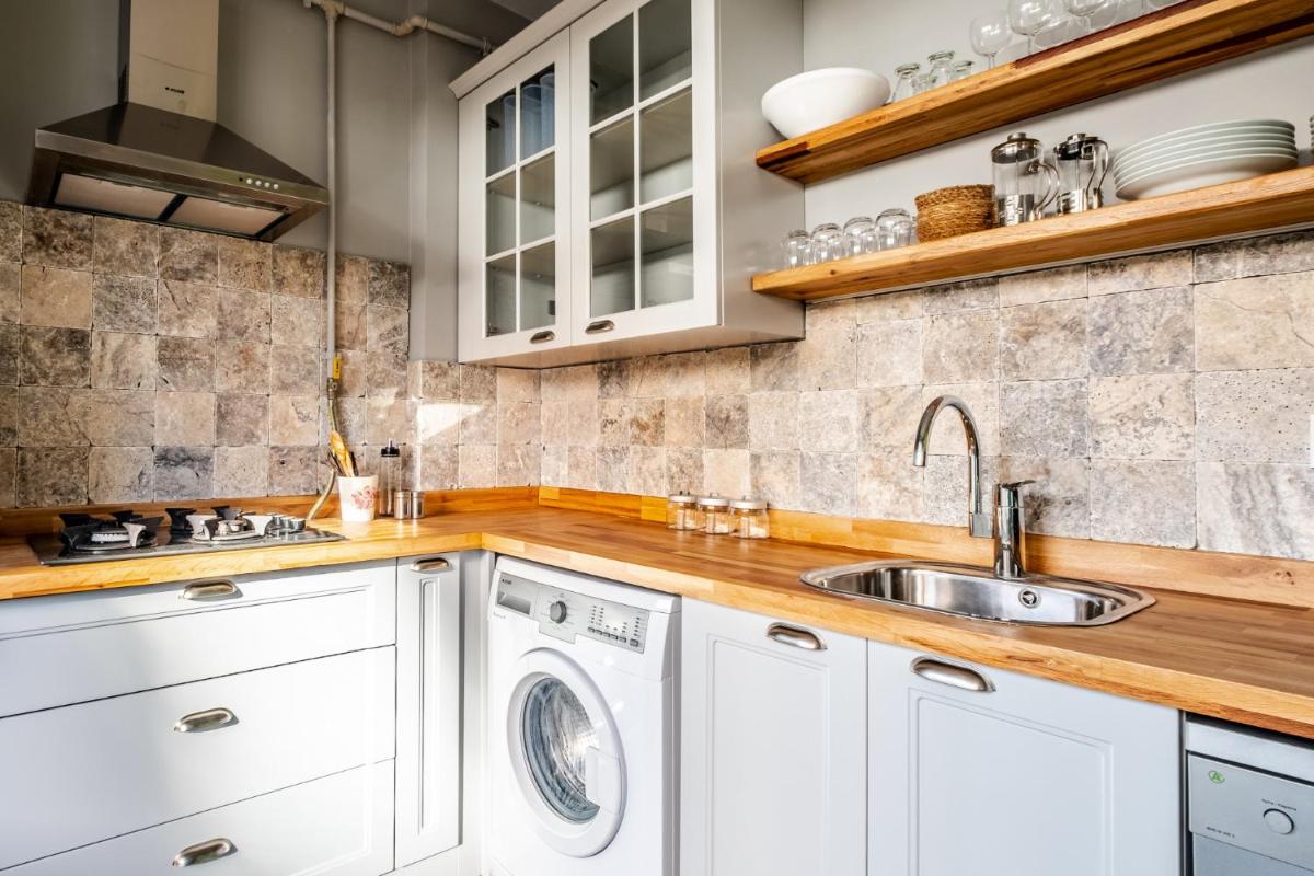 Colorful Flat next to Bostanci Marmaray Station - Housity