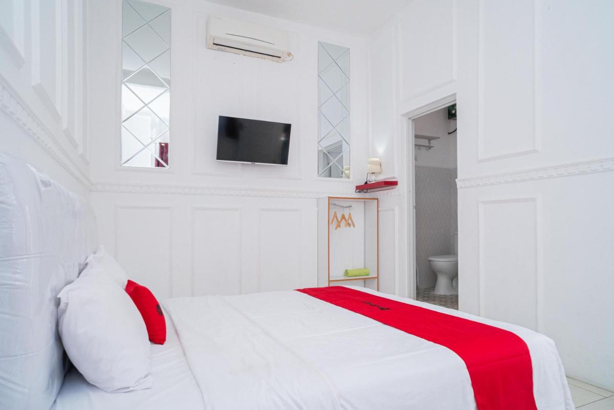 RedDoorz Syariah at Aura Homestay - Housity
