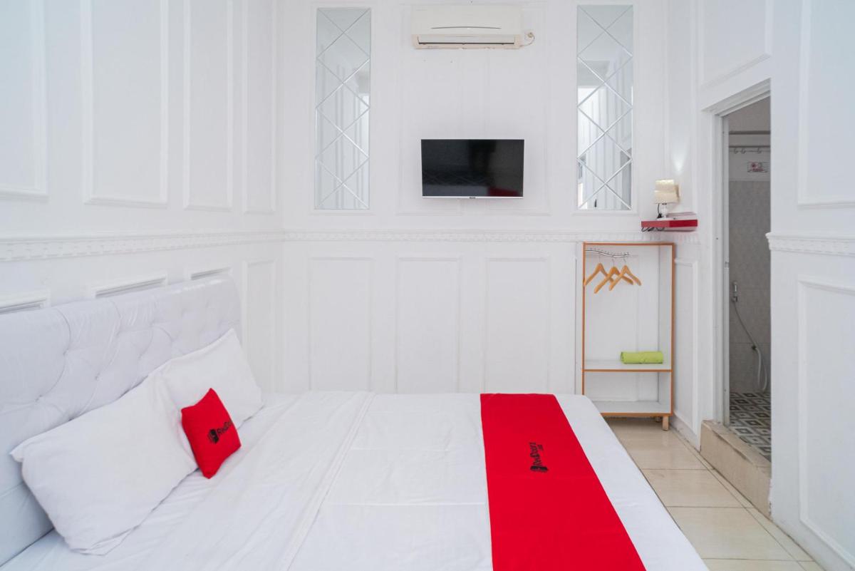 RedDoorz Syariah at Aura Homestay - Housity